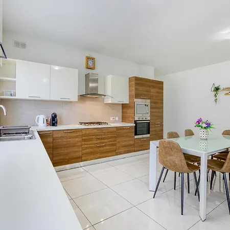 Spacious 3br, Lovely In By 360 Estates Марсашлокк