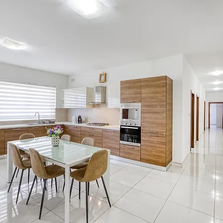 Appartement Spacious 3br, Lovely In By 360 Estates Marsaxlokk